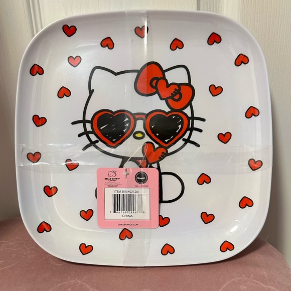 Hello Kitty Red White Melamine Large Plastic Dinner Plates Set of 4 - Picture 1 of 2